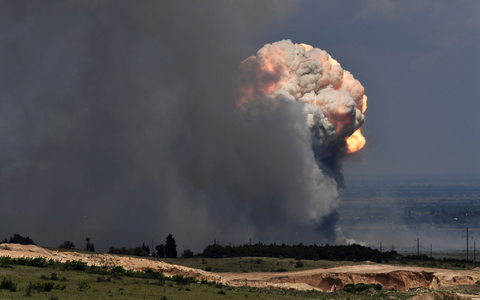 Russische Arsenale gehören zu den Hauptzielen ukrainischer Angriffe - im jüngsten Fall soll aber fahrlässiger Umgang mit Munition an den Explosionen schuld sein. (Archivbild) - Foto: Viktor Korotayev/Kommersant Publishing House/AP/dpa