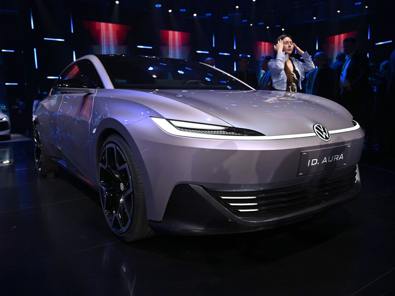 Volkswagen stellte einen SUV für sechs Leute vor.  - Foto: Johannes Neudecker/dpa