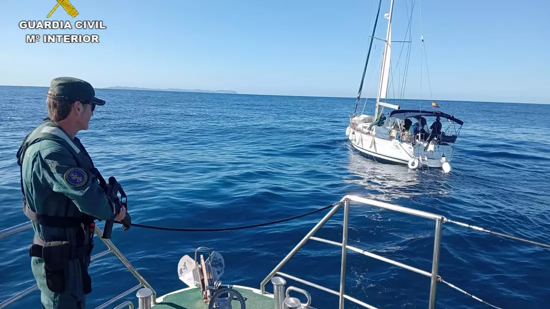 Wohin die beiden Obdachlosen mit dem auf Mallorca geklauten Segelboot wollten, ist unbekannt. - Bild: ---/Guardia Civil Espana/dpa