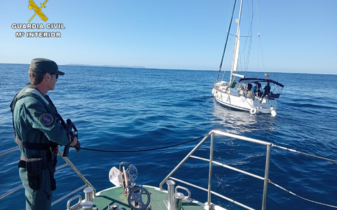 Wohin die beiden Obdachlosen mit dem auf Mallorca geklauten Segelboot wollten, ist unbekannt. - Foto: ---/Guardia Civil Espana/dpa