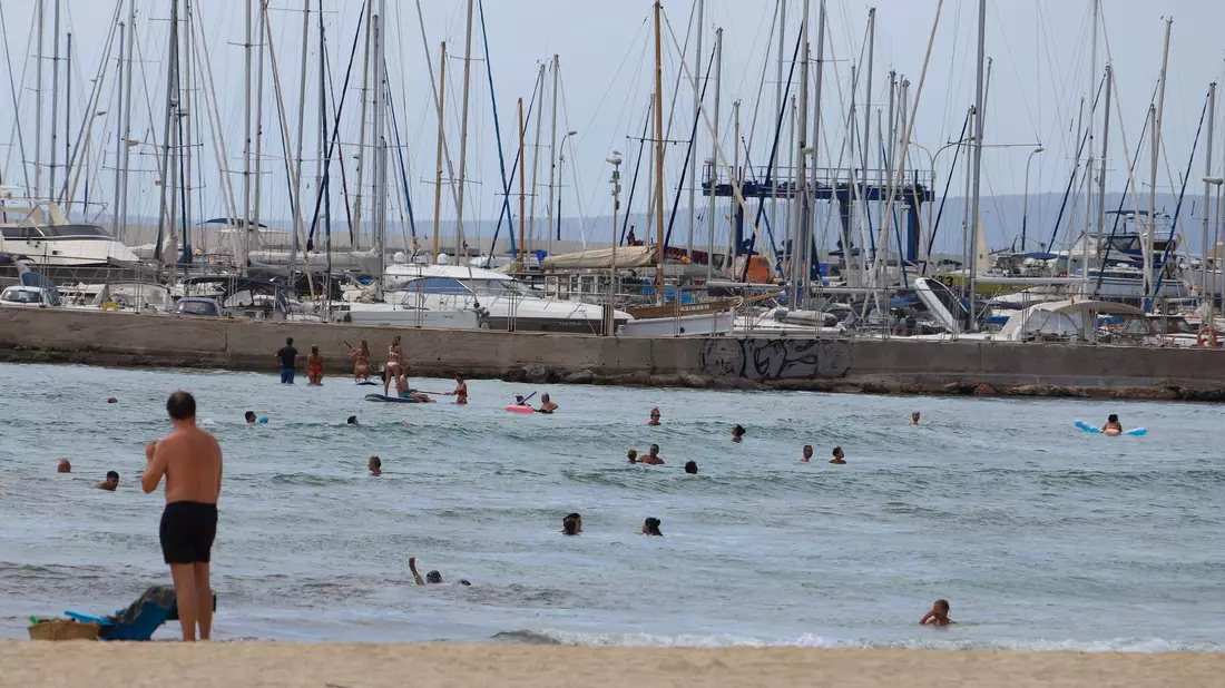 Zwei Obdachlose haben auf Mallorca ein Segelboot geklaut und sind dann in Seenot geraten. (Archiv-Bild) - Bild: Clara Margais/dpa