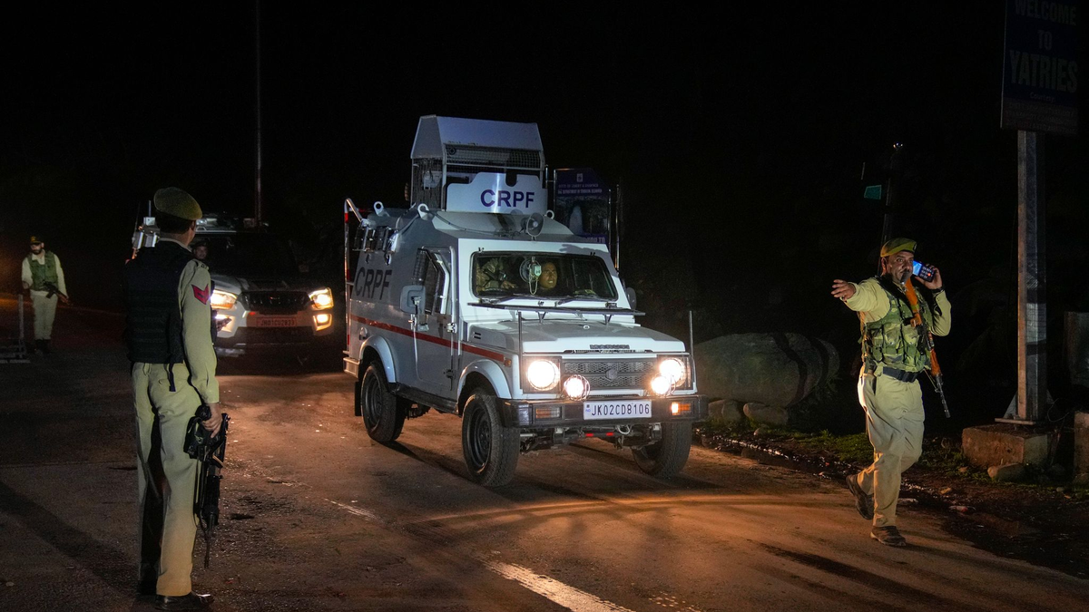 Sicherheitskräfte gingen von einem gezielten Überfall auf Besucher aus. - Foto: Dar Yasin/AP/dpa