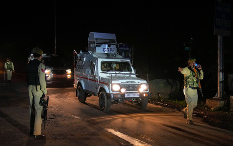 Sicherheitskräfte gingen von einem gezielten Überfall auf Besucher aus. - Foto: Dar Yasin/AP/dpa
