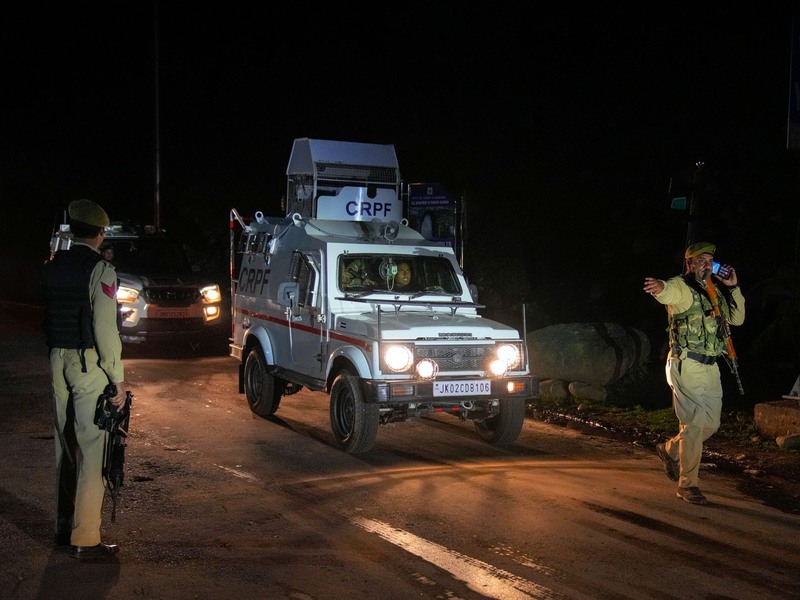 Sicherheitskräfte gingen von einem gezielten Überfall auf Besucher aus. - Foto: Dar Yasin/AP/dpa