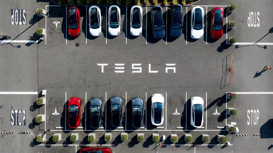 Weniger Auslieferungen, weniger Gewinn - Tesla verfehlte die Erwartungen. (Archivbild) - Bild: Noah Berger/AP/dpa