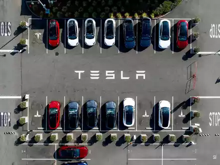 Weniger Auslieferungen, weniger Gewinn - Tesla legt Zahlen vor. (Archivbild) - Foto: Noah Berger/AP/dpa