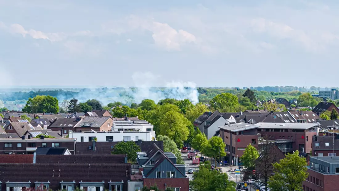 FW-NE: Feuer in Grimlinghausen: Baum und Garage in Brand - schnelle Löschmaßnahmen verhindern Schlimmeres - Bild: presseportal.de