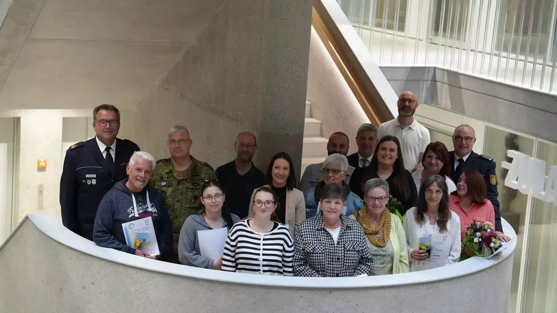 POL-KN: Gemeinsame Pressemitteilung des Polizeipräsidiums Konstanz und des Landratsamtes Tuttlingen - 19 Bürgerinnen und Bürger für Zivilcourage und vorbildliches Handeln geehrt (15.04.2025) - Bild: presseportal.de