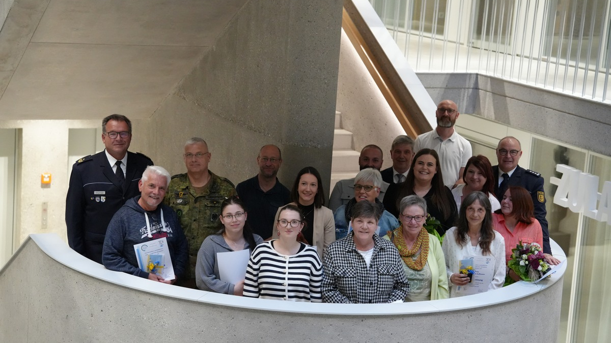 POL-KN: Gemeinsame Pressemitteilung des Polizeipräsidiums Konstanz und des Landratsamtes Tuttlingen - 19 Bürgerinnen und Bürger für Zivilcourage und vorbildliches Handeln geehrt (15.04.2025) - Foto: presseportal.de