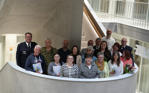 POL-KN: Gemeinsame Pressemitteilung des Polizeipräsidiums Konstanz und des Landratsamtes Tuttlingen - 19 Bürgerinnen und Bürger für Zivilcourage und vorbildliches Handeln geehrt (15.04.2025) - Foto: presseportal.de POL-KN: Gemeinsame Pressemitteilung des Polizeipräsidiums Konstanz und des Landratsamtes Tuttlingen - 19 Bürgerinnen und Bürger für Zivilcourage und vorbildliches Handeln geehrt (15.04.2025) - Foto: presseportal.de