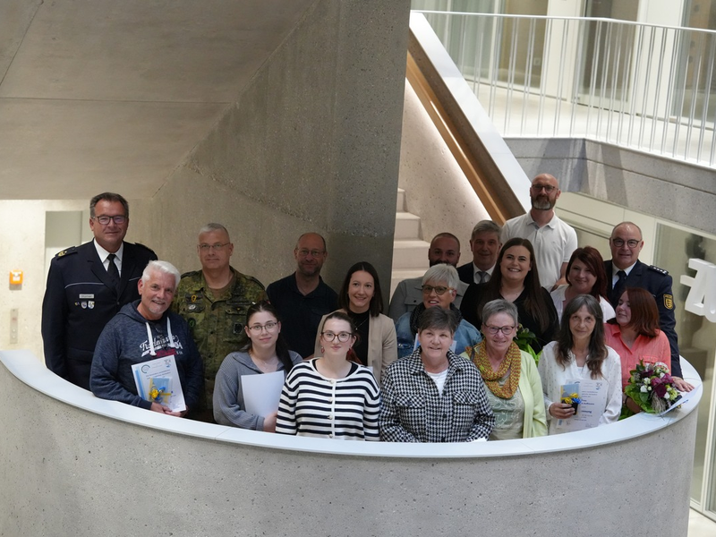 POL-KN: Gemeinsame Pressemitteilung des Polizeipräsidiums Konstanz und des Landratsamtes Tuttlingen - 19 Bürgerinnen und Bürger für Zivilcourage und vorbildliches Handeln geehrt (15.04.2025) - Foto: presseportal.de