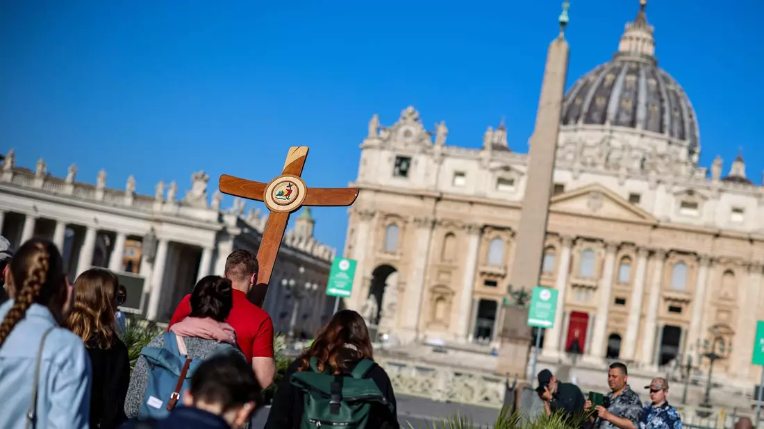 Der Leichnam von Papst Franziskus wird ab Mittwoch im Petersdom aufgebahrt. - Bild: Christoph Reichwein/dpa