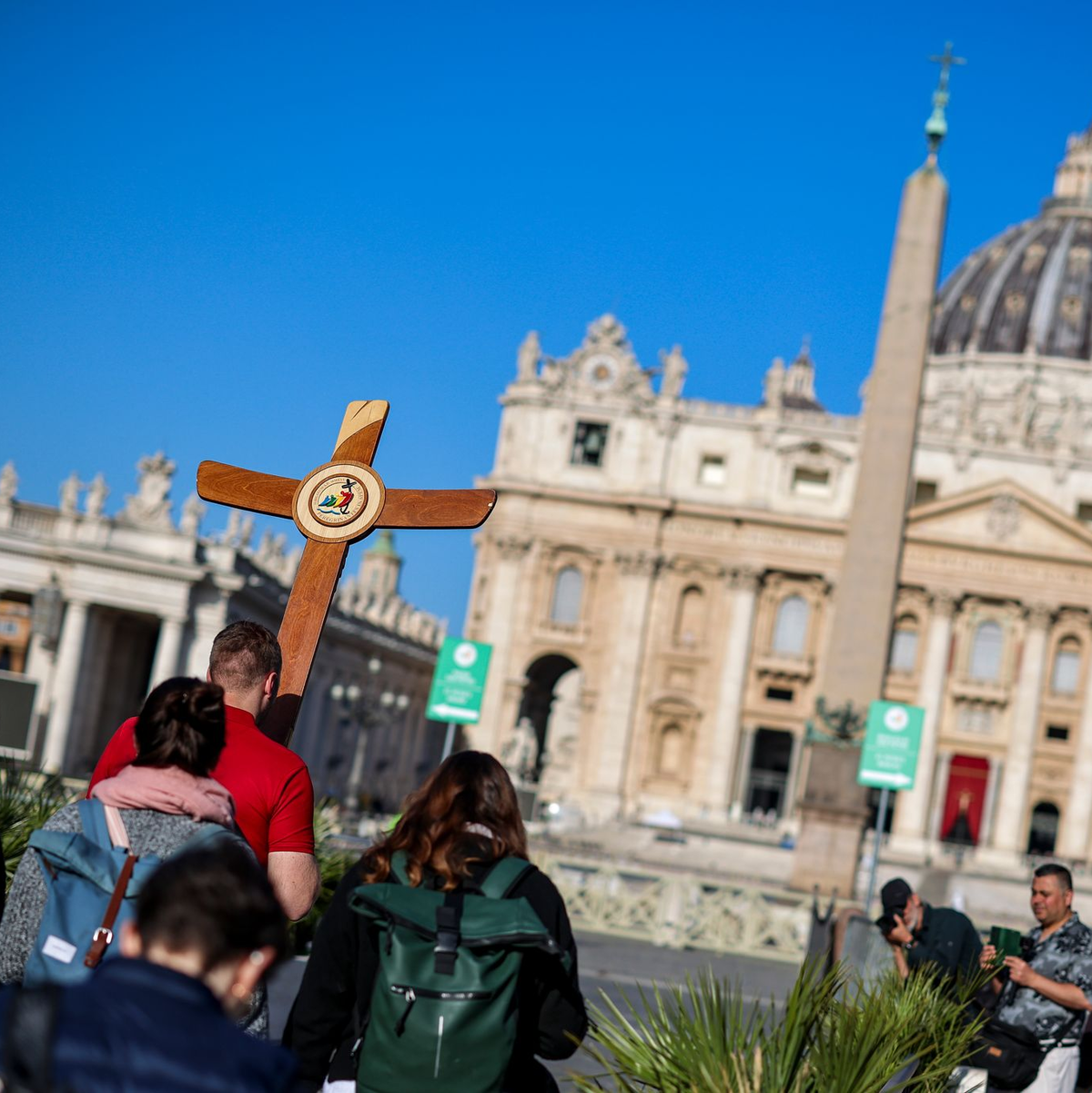 Der Leichnam von Papst Franziskus wird ab Mittwoch im Petersdom aufgebahrt. - Foto: Christoph Reichwein/dpa