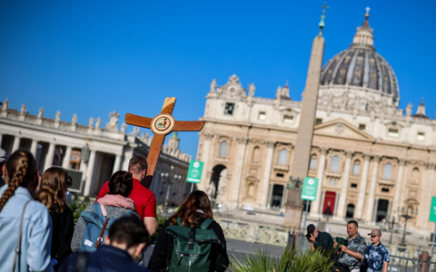 Der Leichnam von Papst Franziskus wird ab Mittwoch im Petersdom aufgebahrt. - Foto: Christoph Reichwein/dpa