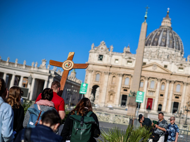 Der Leichnam von Papst Franziskus wird ab Mittwoch im Petersdom aufgebahrt. - Foto: Christoph Reichwein/dpa