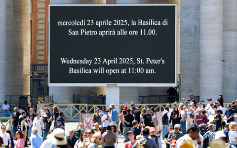 Der tote Papst Franziskus wird im offenen Sarg in den Petersdom gebracht. - Foto: Christoph Reichwein/dpa