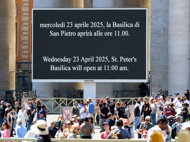 Der tote Papst Franziskus wird im offenen Sarg in den Petersdom gebracht. - Foto: Christoph Reichwein/dpa