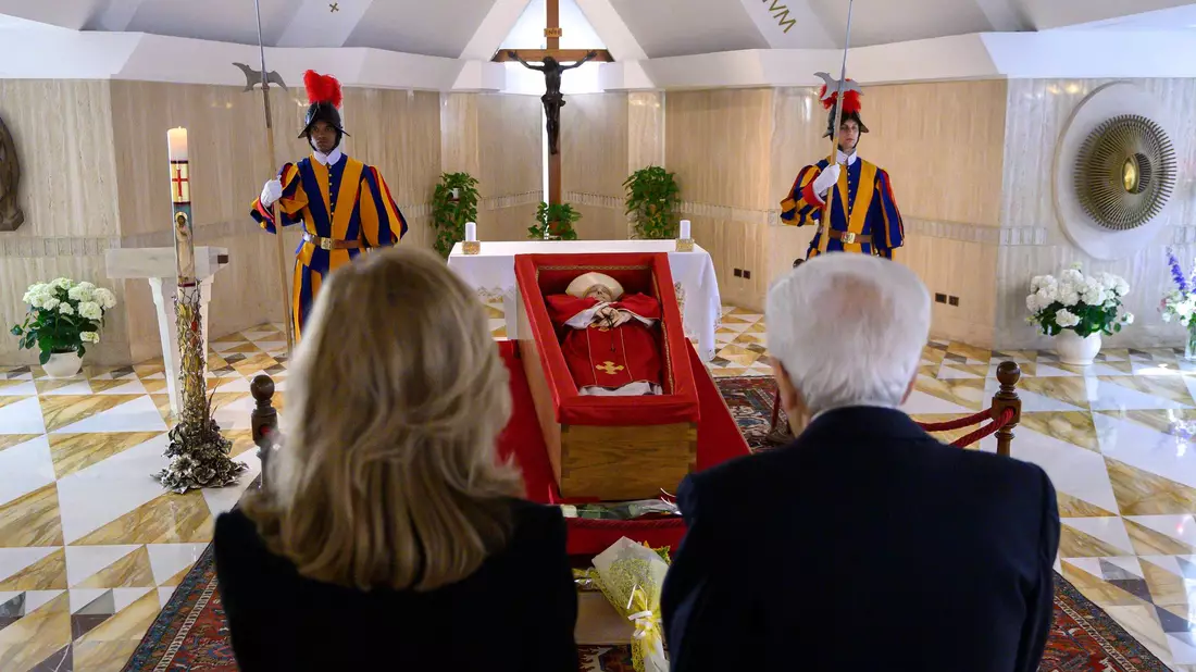 Italiens Staatspräsident Sergio Mattarella und seine Tochter Laura beten vor dem Leichnahm von Papst Franziskus. - Bild: -/Vatican Media via AP/dpa