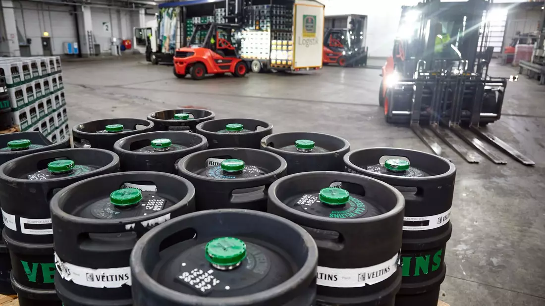 Eingetrübte Exportaussichten für deutsches Bier außerhalb der EU. Veltins setzt auf Märkte in Europa.  - Bild: Bernd Thissen/dpa