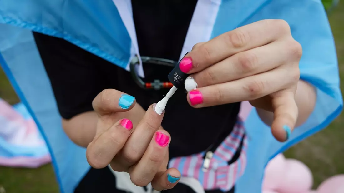Wenn ein trans Jugendlicher in der Pubertät plötzlich in den Stimmbruch kommt oder ihm Brüste wachsen, kann das sehr belastend sein (Symbolbild). - Bild: Joerg Carstensen/dpa