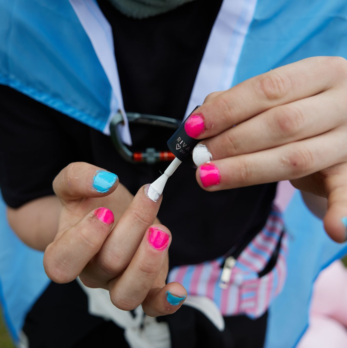 Wenn ein trans Jugendlicher in der Pubertät plötzlich in den Stimmbruch kommt oder ihm Brüste wachsen, kann das sehr belastend sein (Symbolbild). - Foto: Joerg Carstensen/dpa
