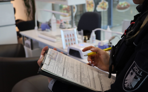 HZA-HB: Zoll prüft im Frisör- und Kosmetikgewerbe / 23 Strafverfahren eingeleitet - Foto: presseportal.de