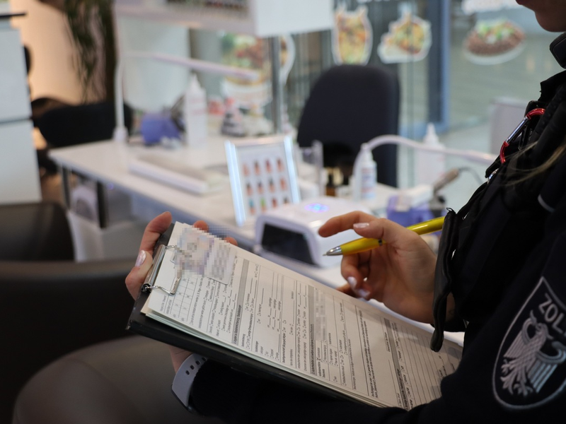 HZA-HB: Zoll prüft im Frisör- und Kosmetikgewerbe / 23 Strafverfahren eingeleitet - Foto: presseportal.de