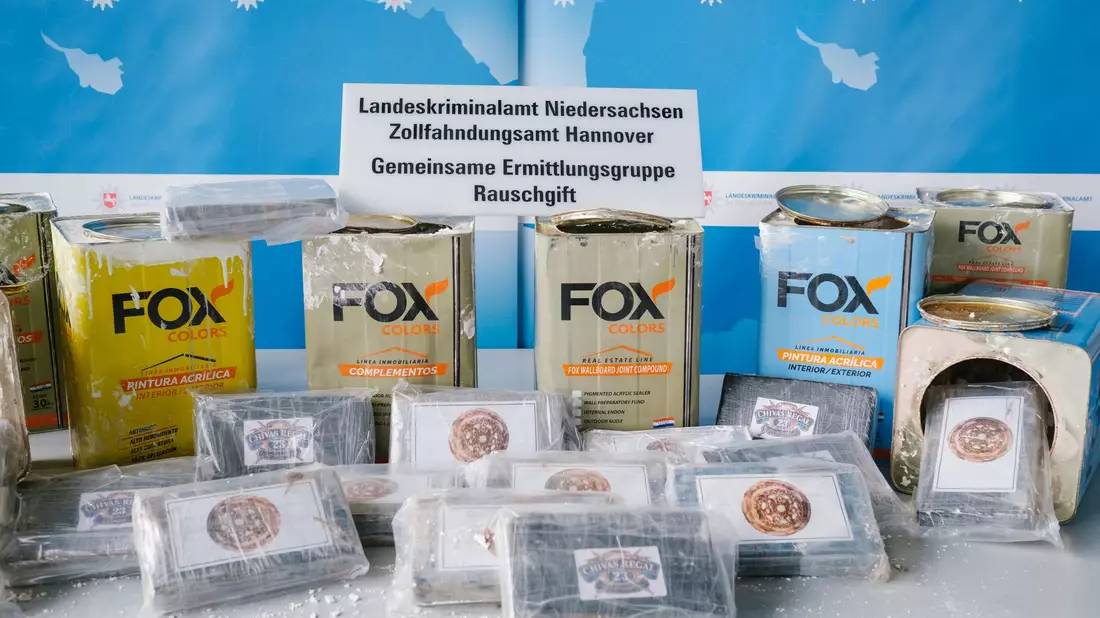 Im April 2022 informierte das LKA Niedersachsen über den Rekordfund von 16 Tonnen Kokain. Die Drogen waren in Dosen mit Spachtelmasse versteckt. (Archivbild) - Bild: Ole Spata/dpa
