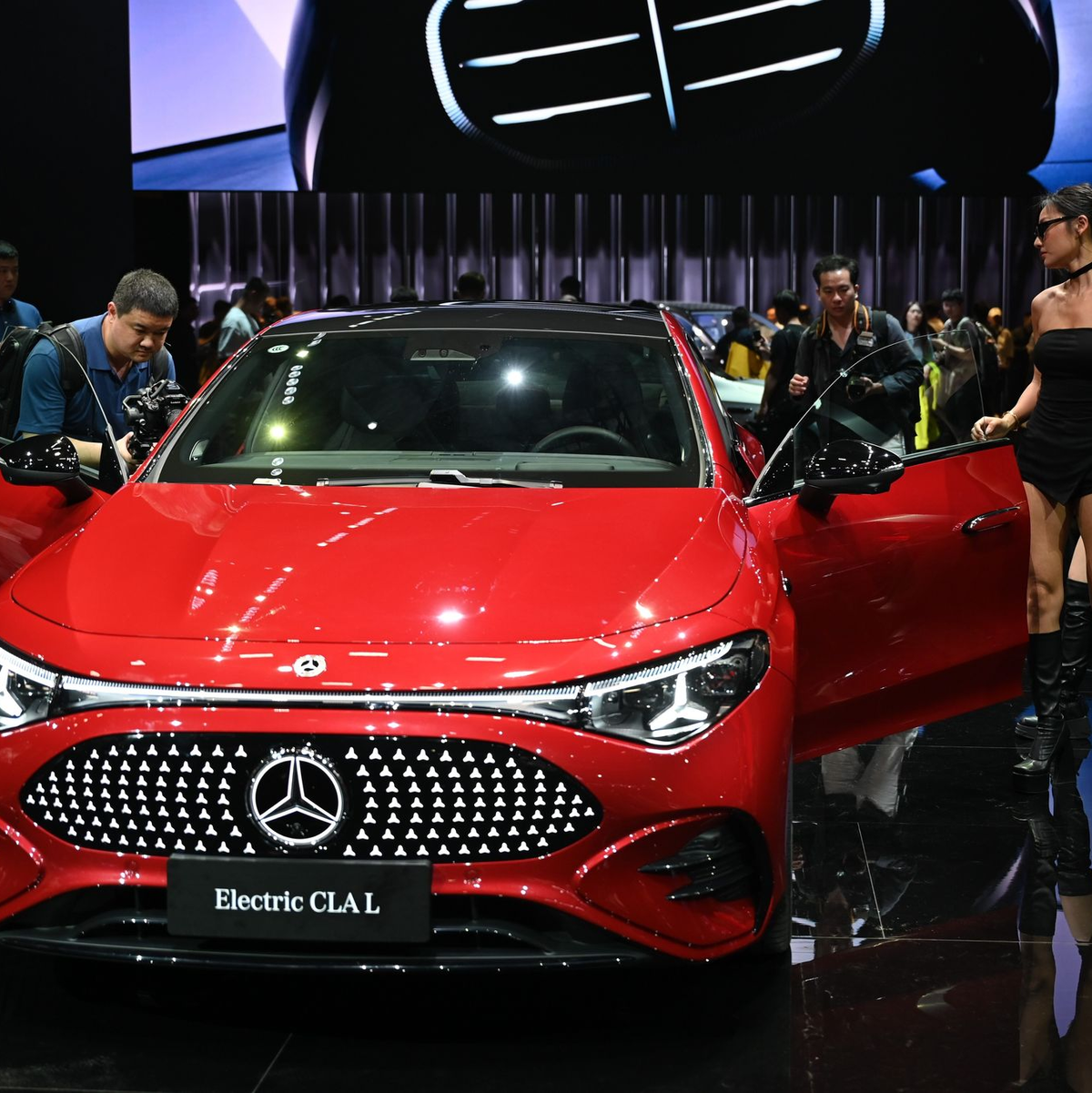 BMW auf der Automesse in Shanghai. China ist für deutsche Hersteller derzeit ein schwieriger Markt.  - Foto: Johannes Neudecker/dpa