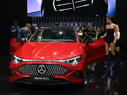 In China sind einige deutsche Autobauer im Luxussegment unterwegs und damit von der neuen Regelung betroffen. (Symbolbild)  - Foto: Johannes Neudecker/dpa