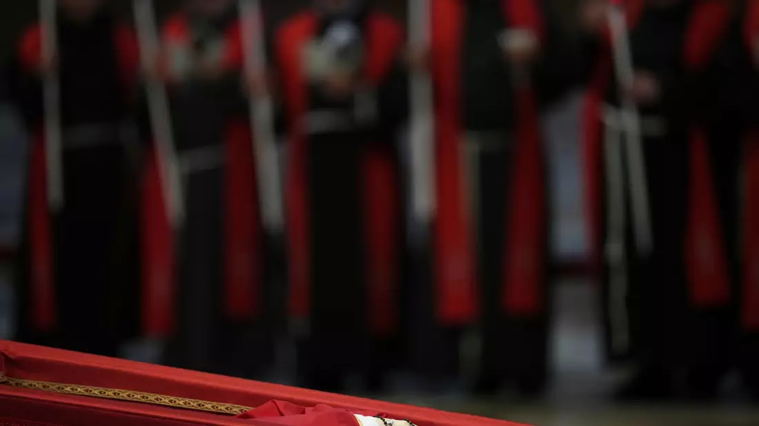 Nach und nach kommen die Kardinäle der Weltkirche nach Rom. (Archivbild) - Bild: Alessandra Tarantino/AP/dpa