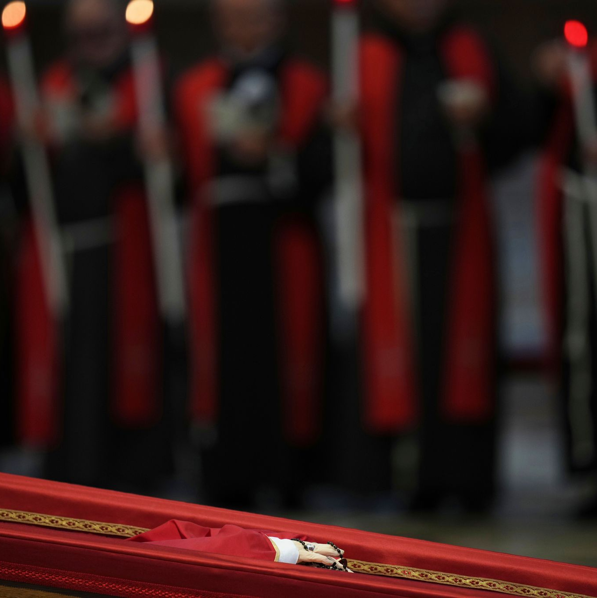 Um die Hände hat der tote Papst einen Rosenkranz geschlungen. - Foto: Alessandra Tarantino/AP/dpa