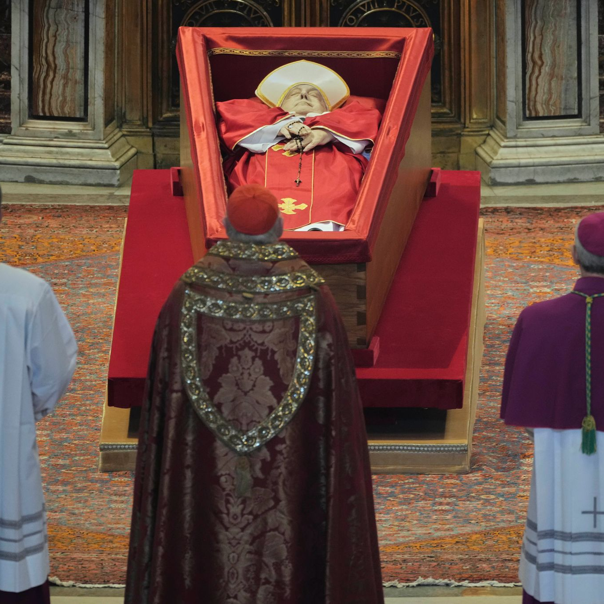 Bis Freitagabend ist Franziskus im Petersdom aufgebahrt. - Foto: Andrew Medichini/AP Pool/dpa
