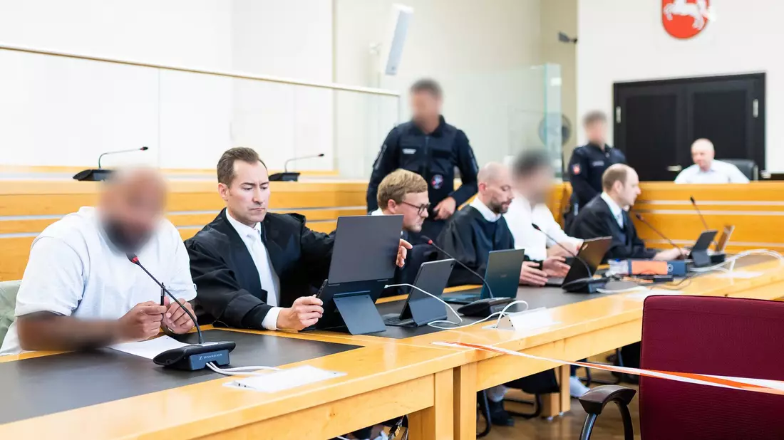 Der Staatsanwalt soll eine Kokain-Bande vor einer Razzia gewarnt haben. Ein weiterer Mann ist wegen Beihilfe angeklagt. - Bild: Moritz Frankenberg/dpa