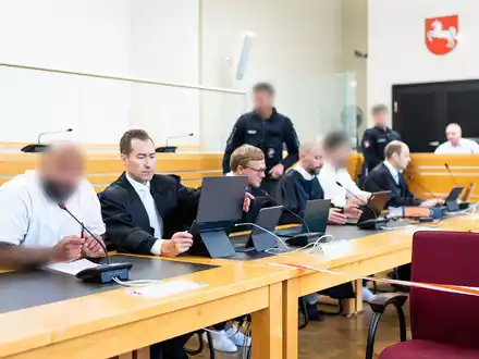 Der Staatsanwalt soll eine Kokain-Bande vor einer Razzia gewarnt haben. Ein weiterer Mann ist wegen Beihilfe angeklagt. - Foto: Moritz Frankenberg/dpa