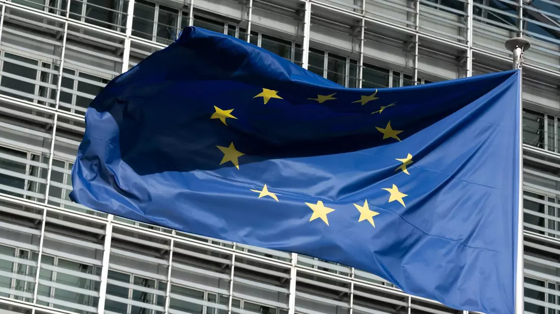 EU-Kommission verhängt Strafe gegen Apple und Meta. (Symbolbild) - Bild: Anna Ross/dpa