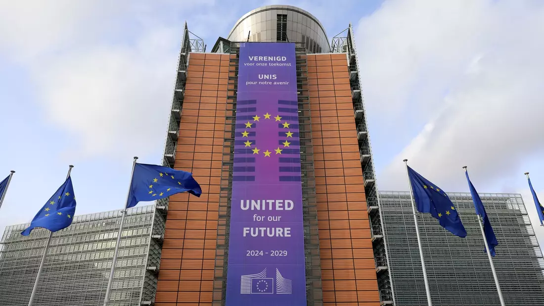 Die EU-Kommission verhängt Strafen gegen Apple und Meta. (Archivbild)  - Bild: Meng Dingbo/XinHua/dpa