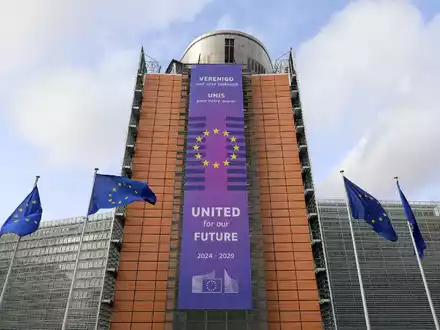 Die EU-Kommission verhängt Strafen gegen Apple und Meta. (Archivbild)  - Foto: Meng Dingbo/XinHua/dpa