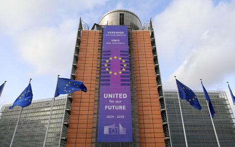 Die EU-Kommission verhängt Strafen gegen Apple und Meta. (Archivbild)  - Foto: Meng Dingbo/XinHua/dpa