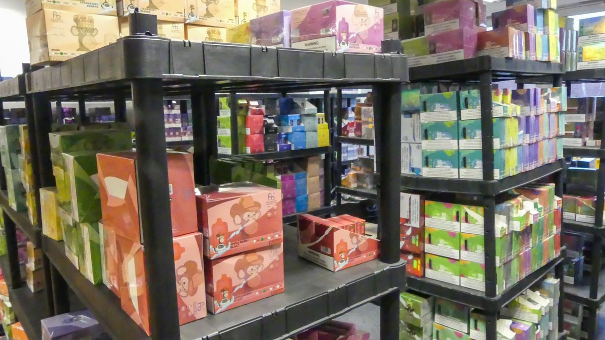 ZOLL-HH: 730.000 Euro Steuerschaden verhindert; Illegale E- Zigaretten mit rund 3 Millionen ml Liquid sichergestellt - Foto: presseportal.de