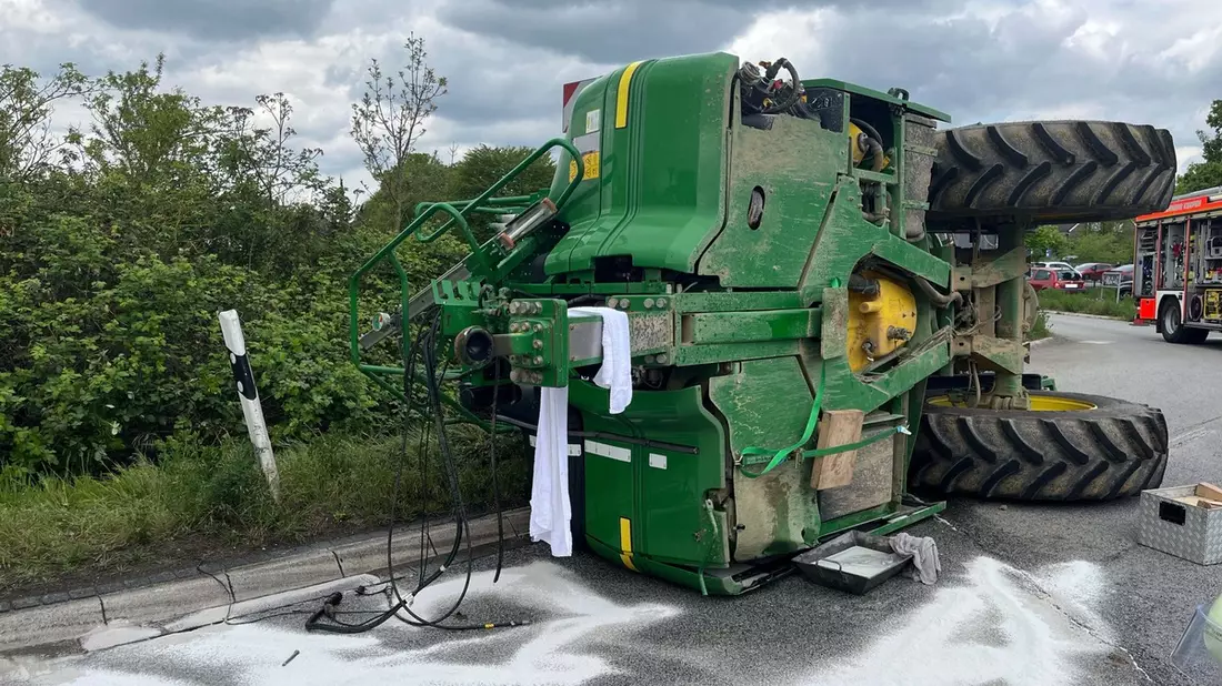 POL-REK: 250423-3: Traktoranhänger umgekippt - Zeugensuche - Bild: presseportal.de