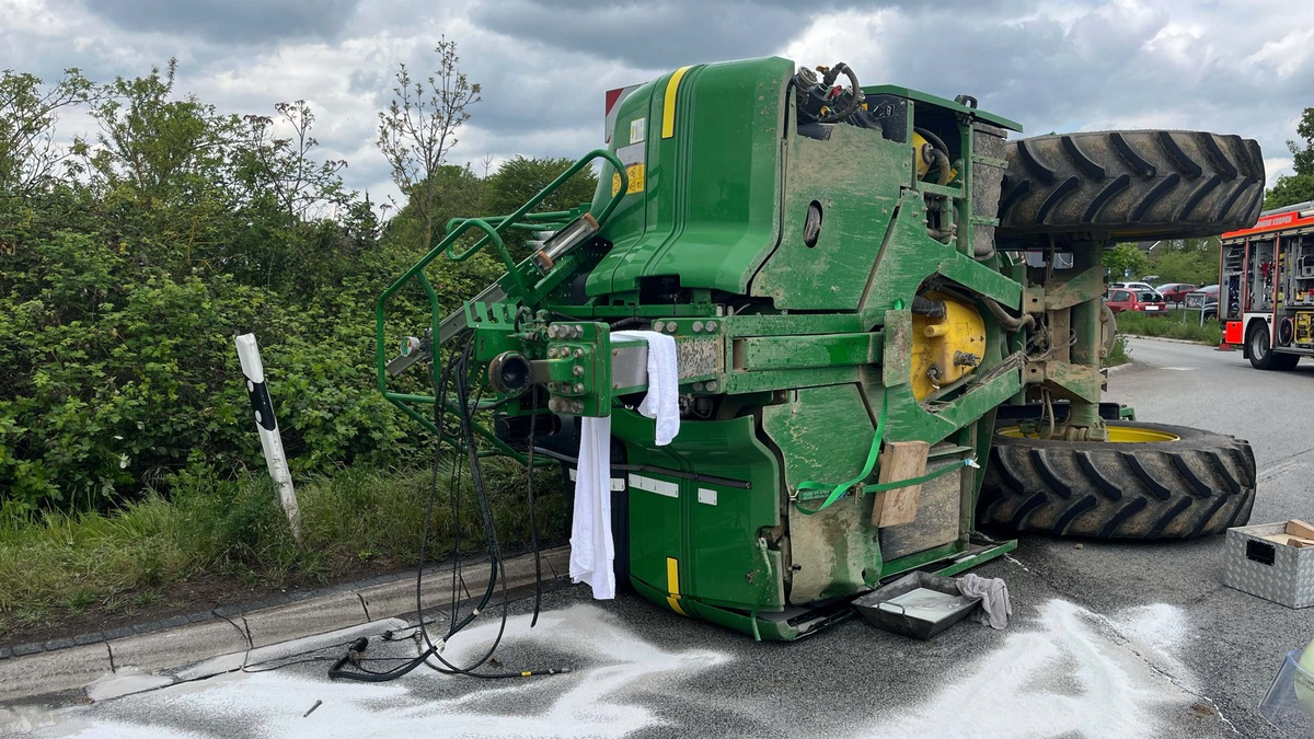 POL-REK: 250423-3: Traktoranhänger umgekippt - Zeugensuche - Foto: presseportal.de