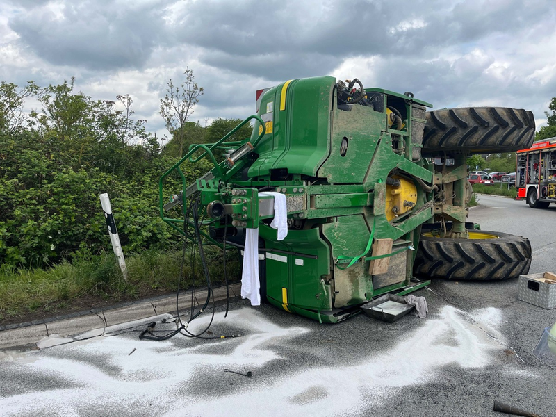 POL-REK: 250423-3: Traktoranhänger umgekippt - Zeugensuche - Foto: presseportal.de