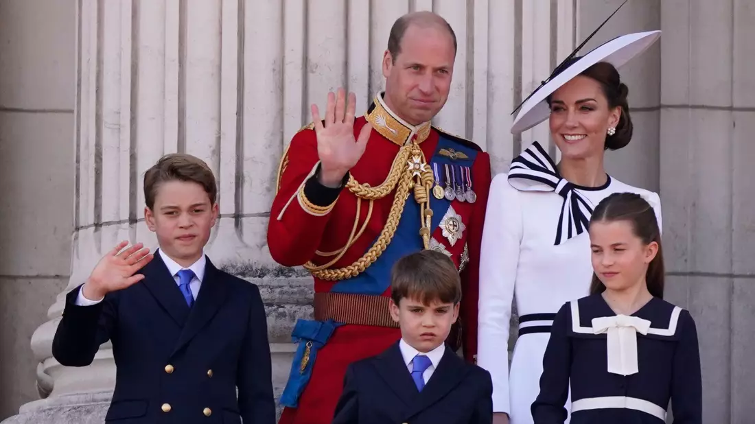 Schon sieben Jahre alt: Prinz Louis (M.) ist das jüngste Kind von William und Kate. (Archivbild) - Bild: Alberto Pezzali/AP