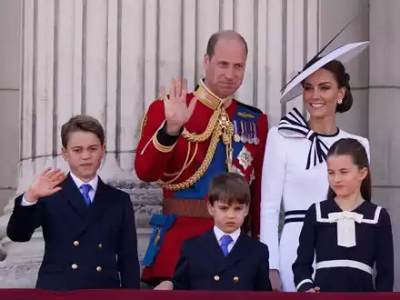 Schon sieben Jahre alt: Prinz Louis (M.) ist das jüngste Kind von William und Kate. (Archivbild) - Foto: Alberto Pezzali/AP