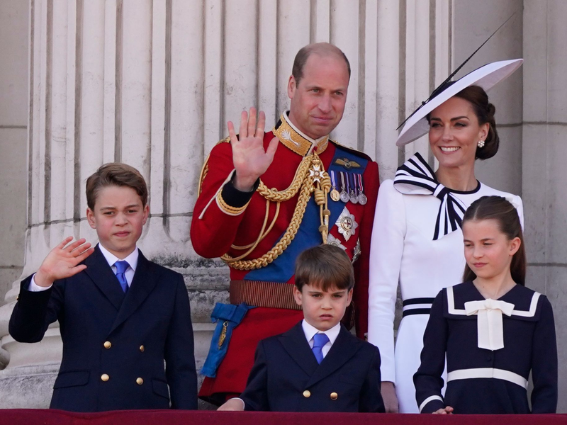 Schon sieben Jahre alt: Prinz Louis (M.) ist das jüngste Kind von William und Kate. (Archivbild) - Foto: Alberto Pezzali/AP