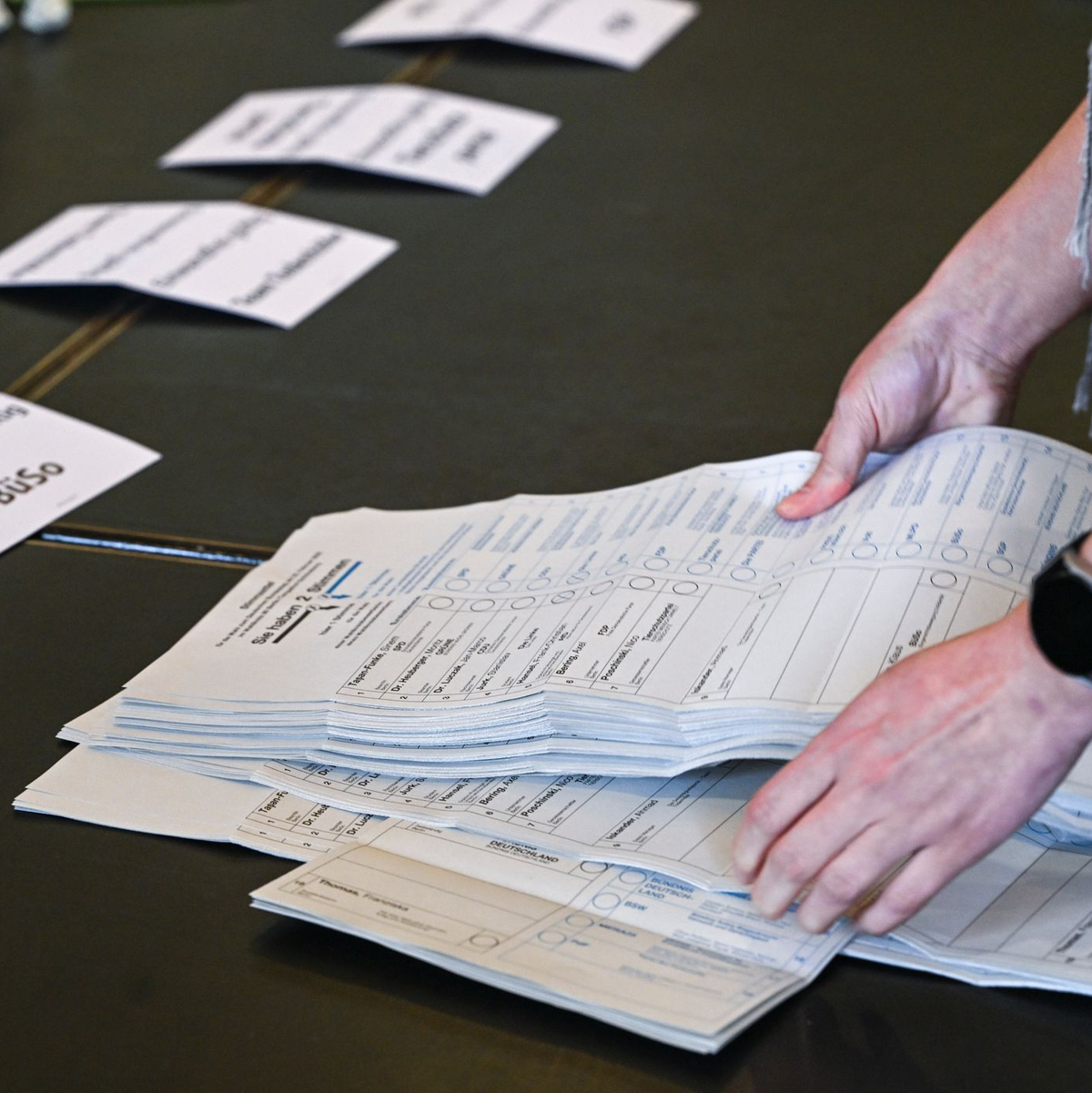 In einzelnen Wahlbezirken wurde nach der Bundestagswahl erneut gezählt, aber nicht bundesweit. (Archivbild) - Foto: Jens Kalaene/dpa