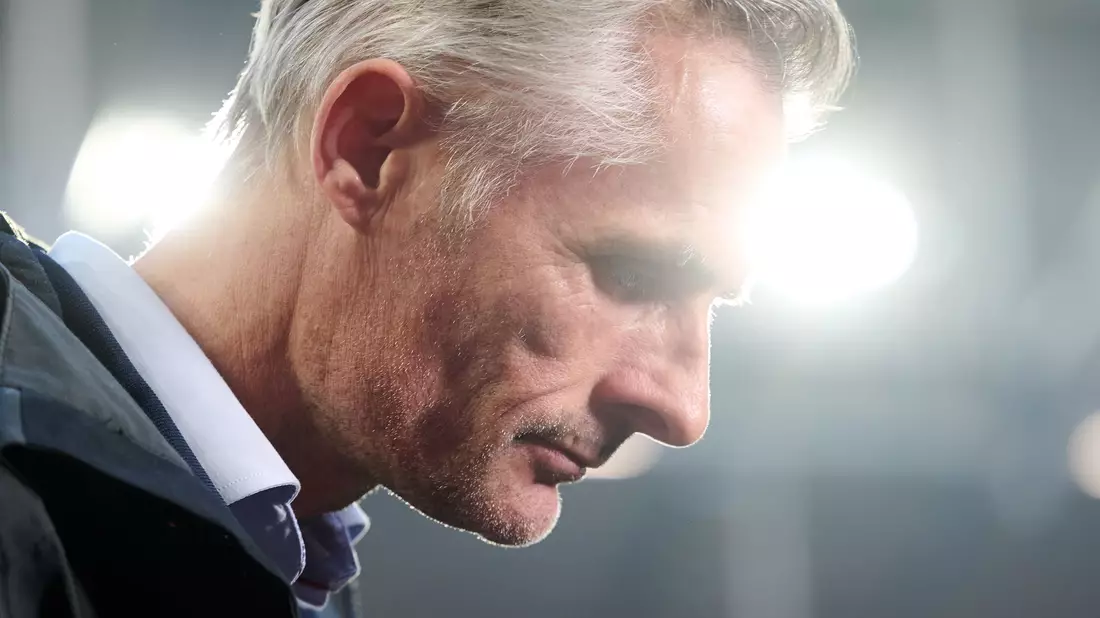 Muss zum Saisonende gehen: Schalke-Trainer Kees van Wonderen. - Bild: Bernd Thissen/dpa