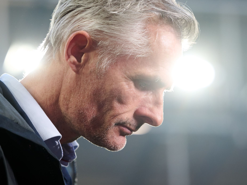 Muss zum Saisonende gehen: Schalke-Trainer Kees van Wonderen. - Foto: Bernd Thissen/dpa