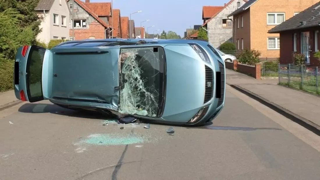 POL-MI: Verkehrsunfall mit Personenschaden - Pkw überschlägt sich - Bild: presseportal.de
